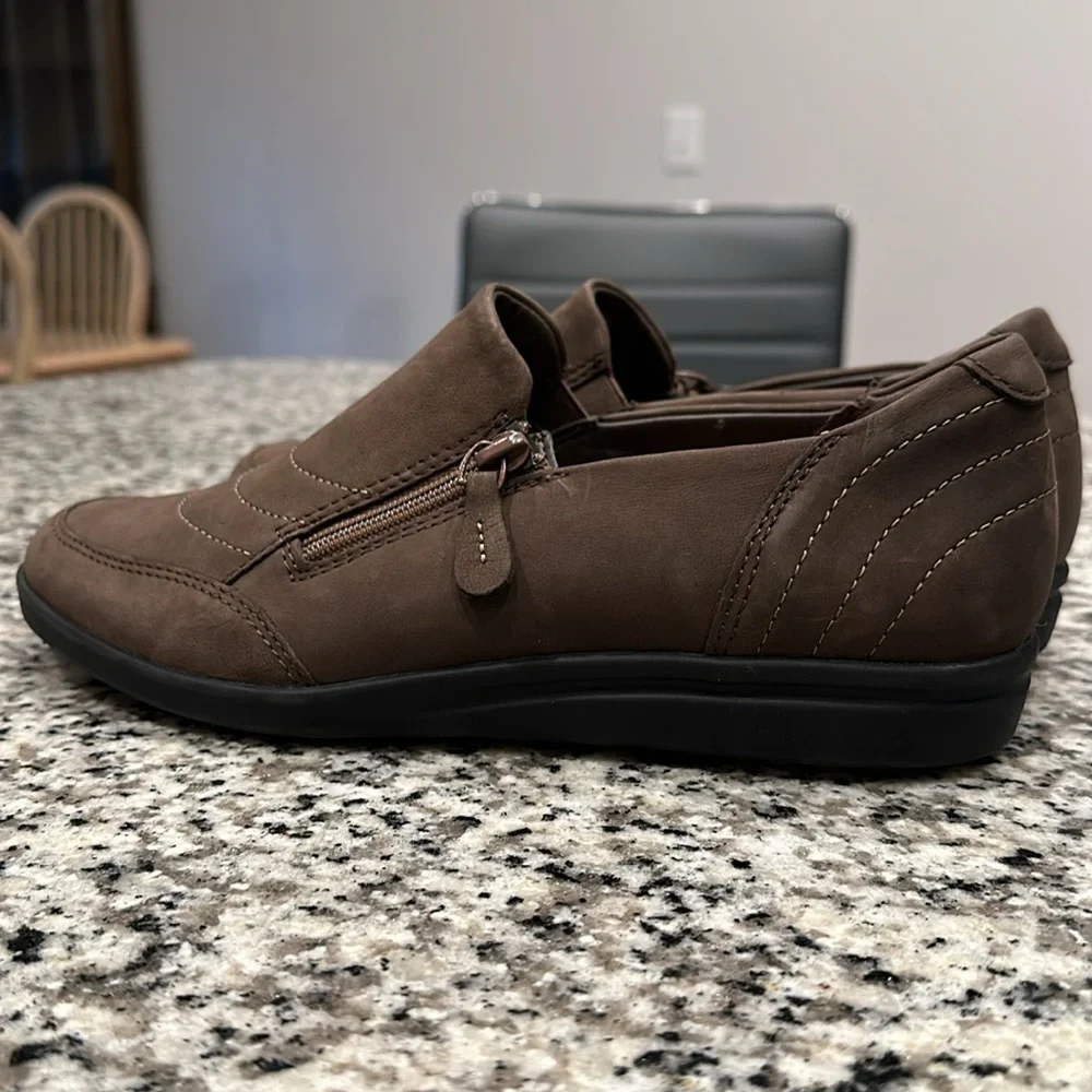 Clarks Business Casual loafers. NWT. Woman’s Size 9. No original box. - Picture 7 of 10